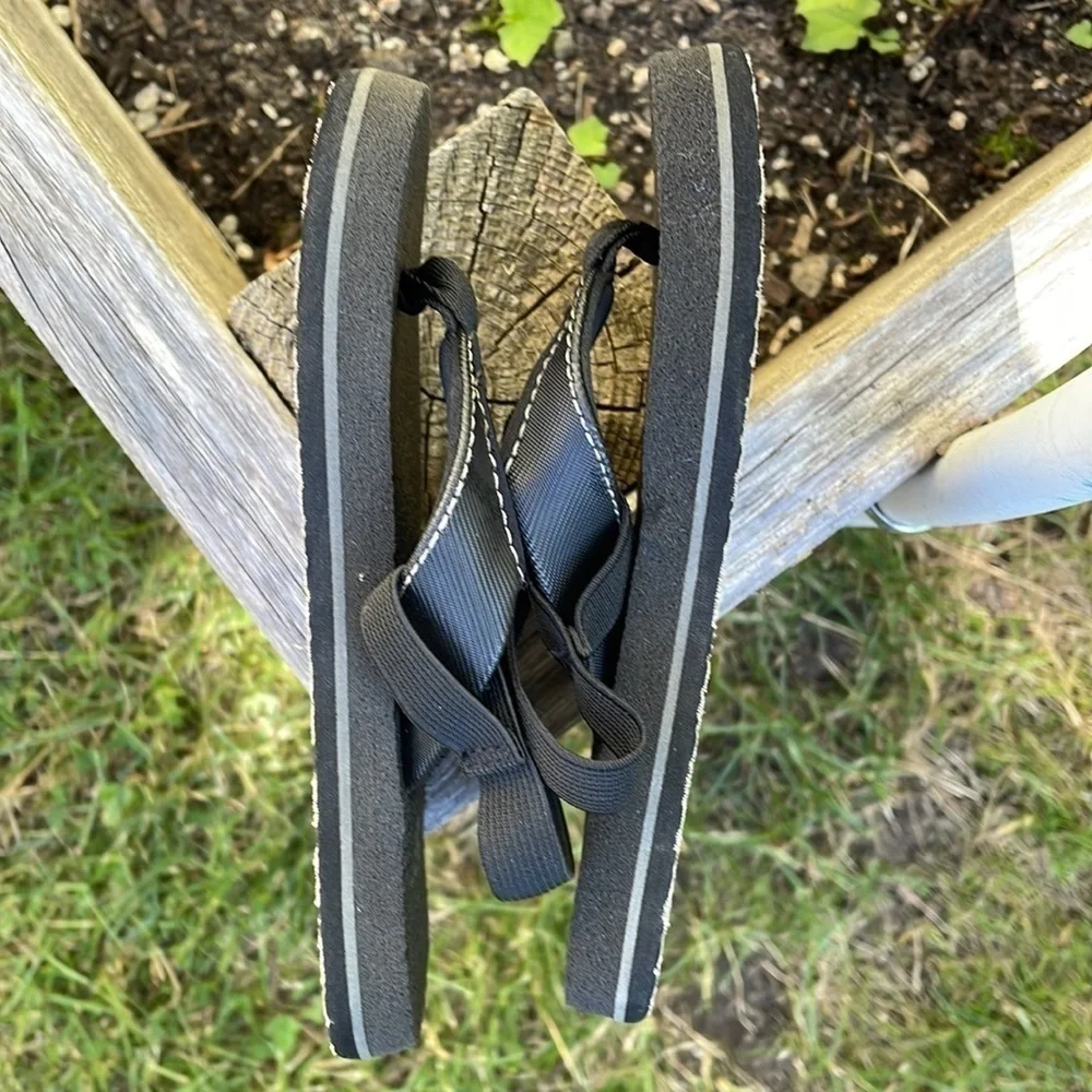 Sanuk kids black sling back sandals Kids SZ 10-11